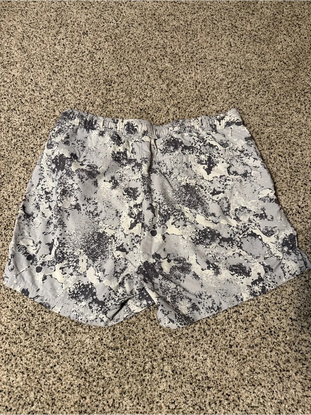 Mens The North Face Action Short 2.0. Grey splatter color